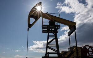 reuters: ОПЕК+ может снизить квоты на добычу нефти более чем на 1 млн баррелей - фото - 1