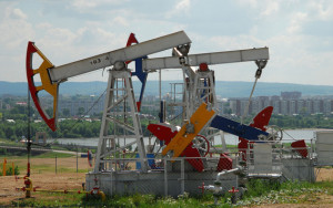 moody's: от обвала цен на нефть пострадают и регионы, где добывается сырье - фото - 1