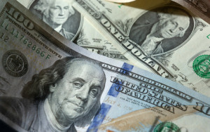 минфин исключил введение запрета на расчеты в долларах - фото - 1