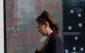нафи назвал долю следящих за курсом валют россиян - фото - 1