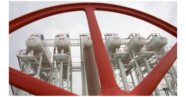 nyt: ЕС планирует поэтапный запрет на импорт нефти из России - фото - 1