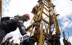 минфин США счел бесполезными действия ОПЕК+ по сокращению нефтедобычи - фото - 1