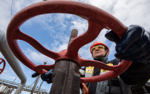 посол Антонов допустил распространение потолка цен на газ и металлы из РФ - фото - 1