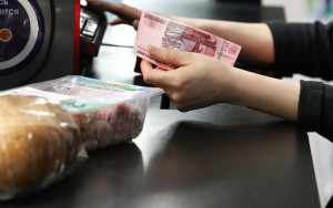 путин назвал снижение уровня бедности до 10,5% «движением в правильном направлении» - фото - 1