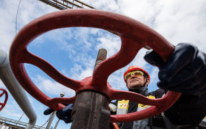 новак: нефтегазовые доходы России в 2022 году выросли на 28% - фото - 1