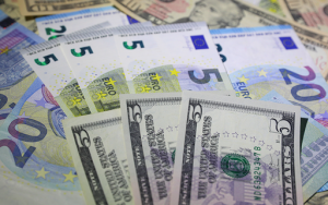международные резервы России в феврале снизились на 3,82% - фото - 1