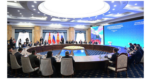 путин: Россия и Киргизия активно переходят на расчеты в нацвалютах - фото - 1