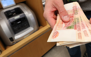 обращение наличных денег в России может показать самый слабый рост за девять лет - фото - 1