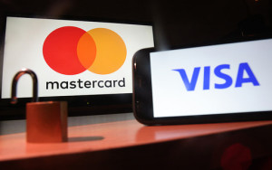 цб не стал устанавливать сроки отказа от карт Visa и Mastercard - фото - 1
